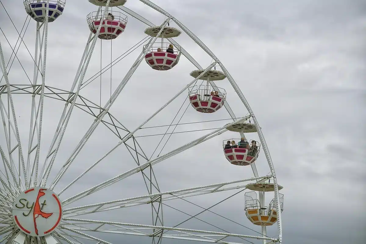 Parc d'attractions fermé et désaffecté, vestige d'un projet touristique passé