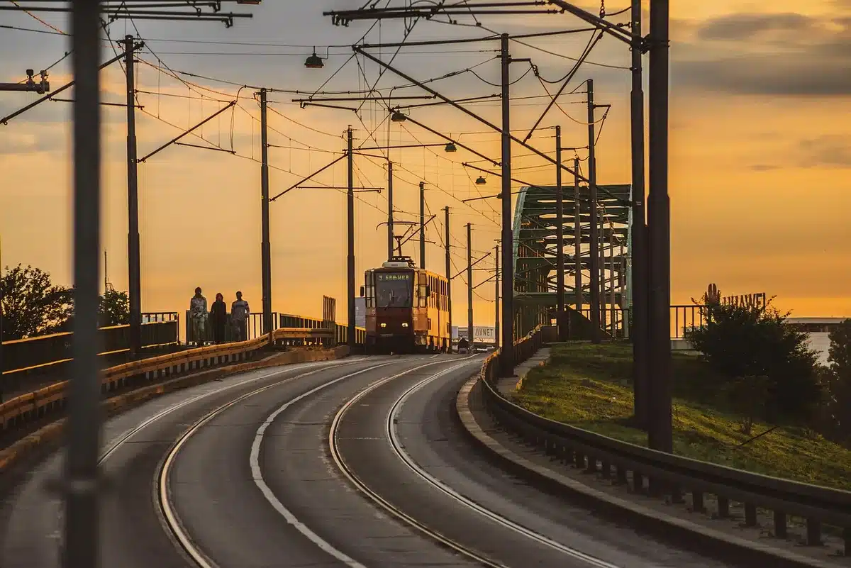 Réseau de transport en commun reliant zone urbaine et zones périphériques