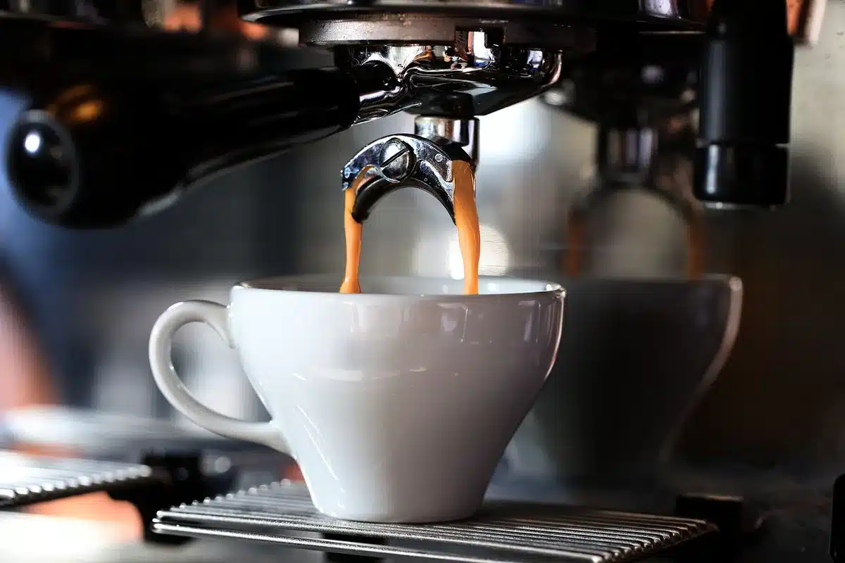 Ordinateur portable affichant un profil professionnel avec notes et café à côté