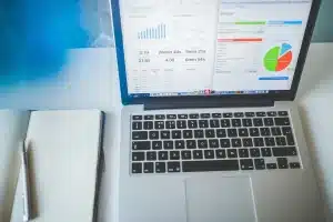 Bureau lumineux avec carnet, ordinateur portable fermé et tasse de café en journée