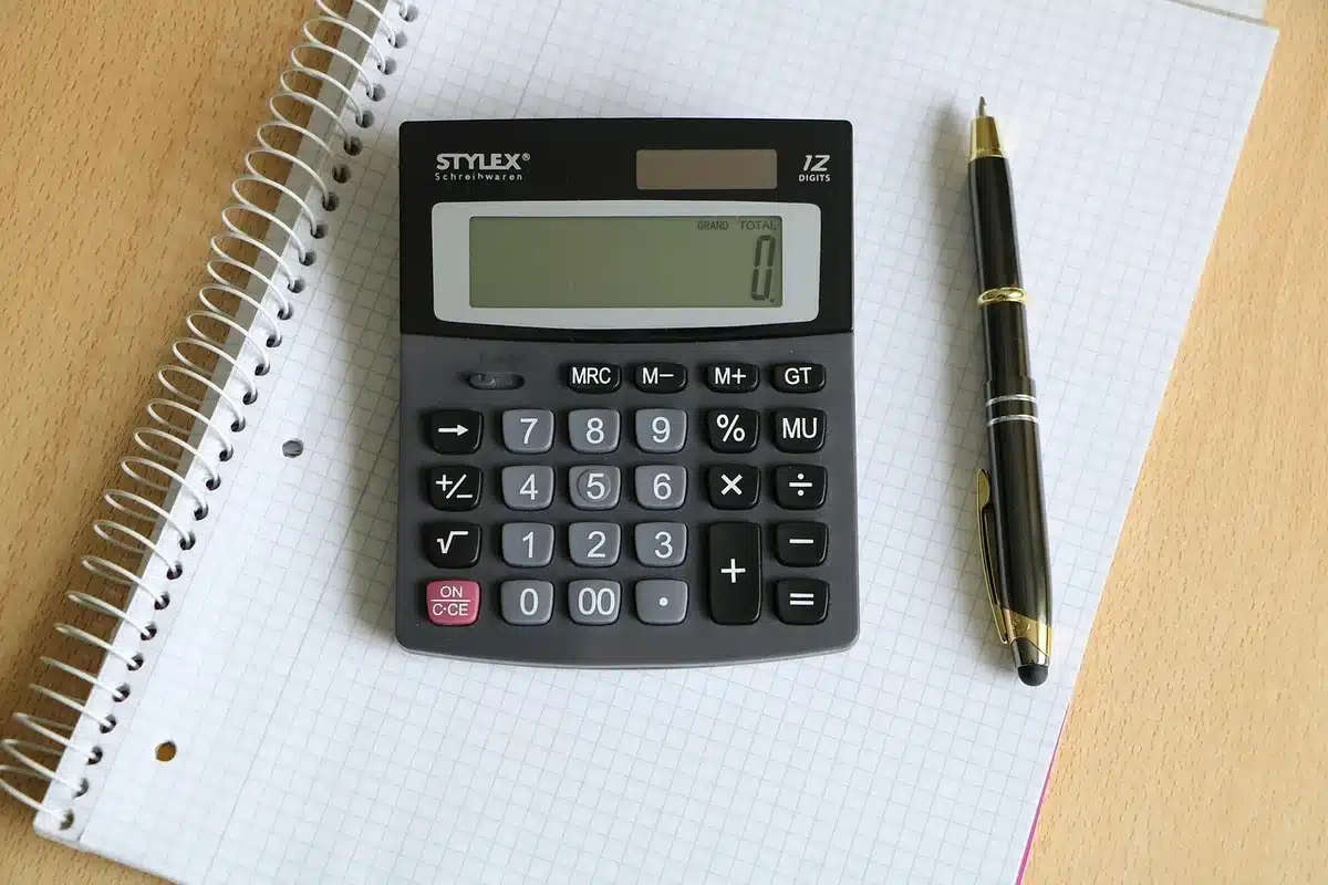 Personne anonyme comparant contrats et calculant rendements à la lumière du jour