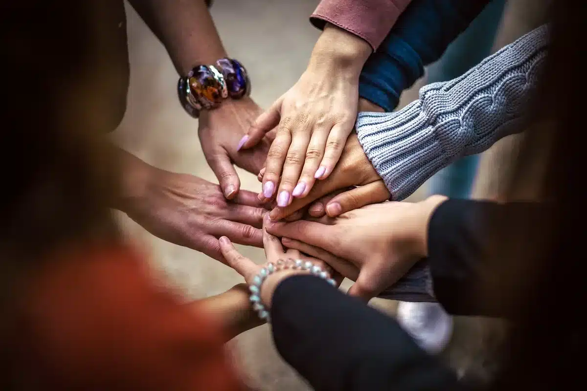 Collaborateurs travaillant ensemble dans un environnement de confiance