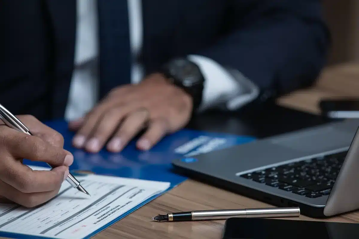 Contrat d'assurance‑vie et stylo sur une table en lumière du jour