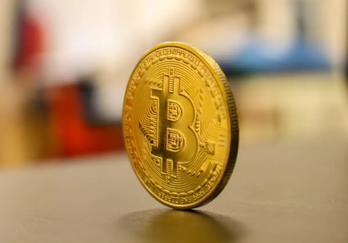 Utilisateur préparant un transfert crypto sur un ordinateur avec authentification