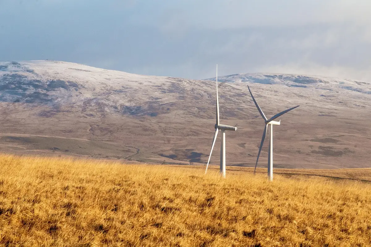 Parc éolien près d'une route et lignes électriques montrant actifs physiques