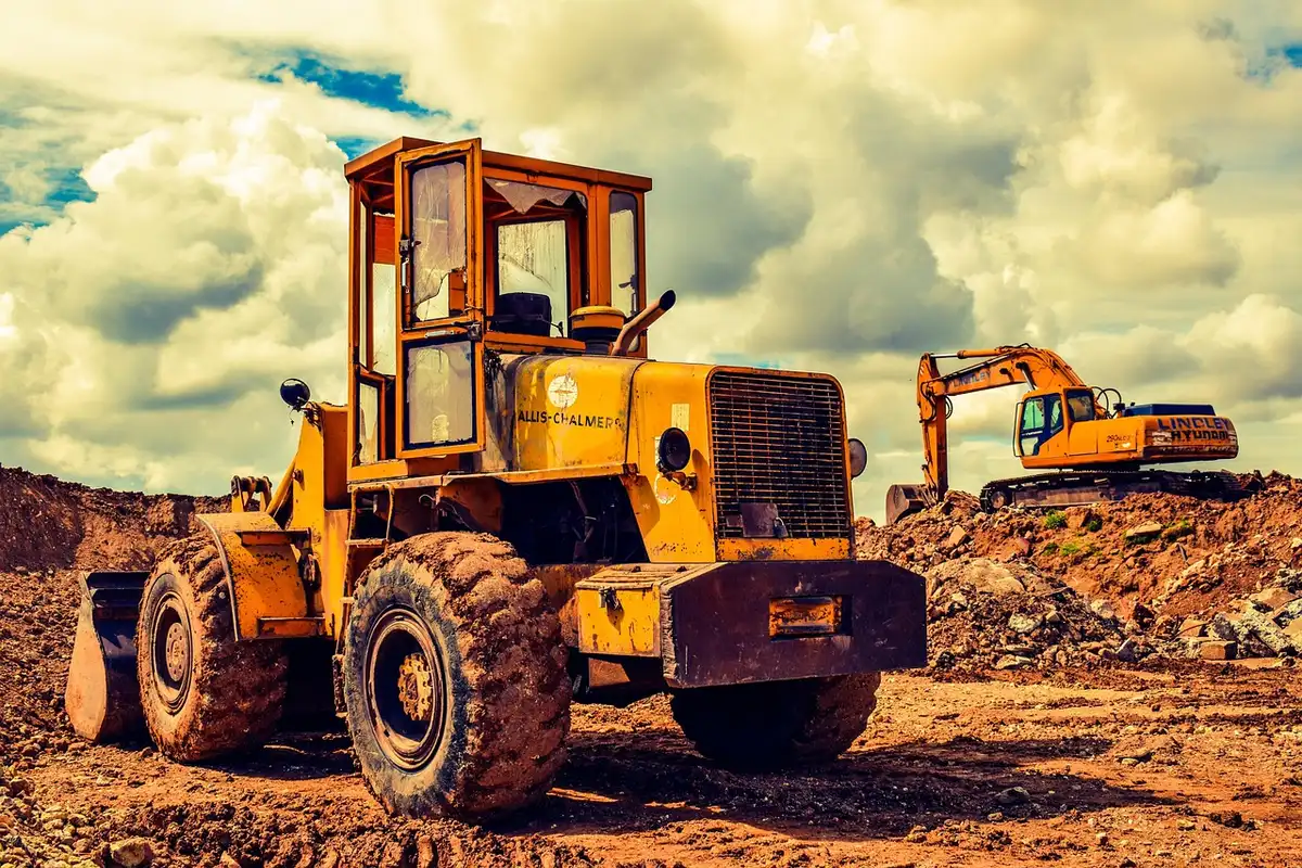 Documents et inspection de chantier symbolisant la due diligence opérationnelle