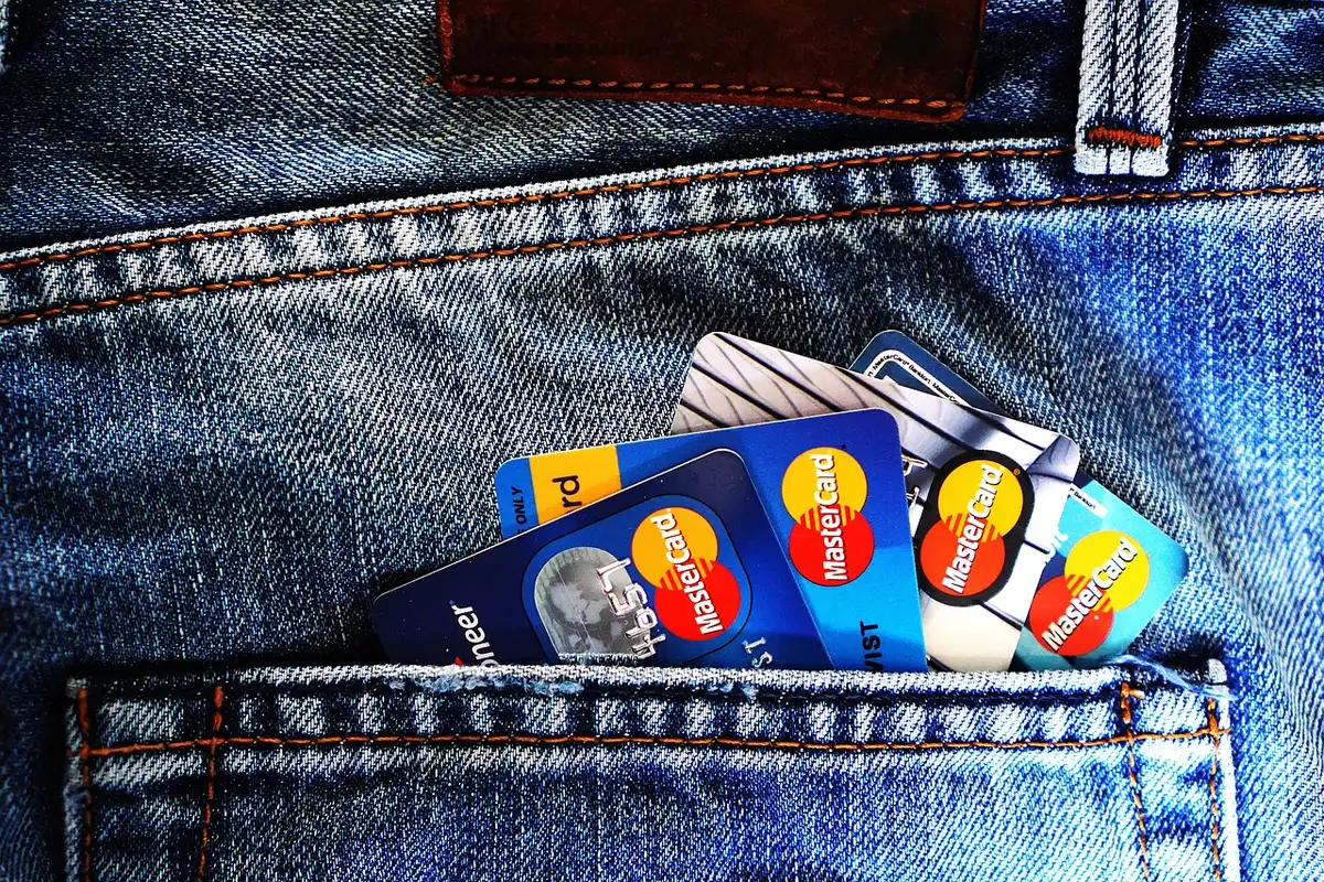 Transfert d'argent et compensation financière affichés sur écran bancaire