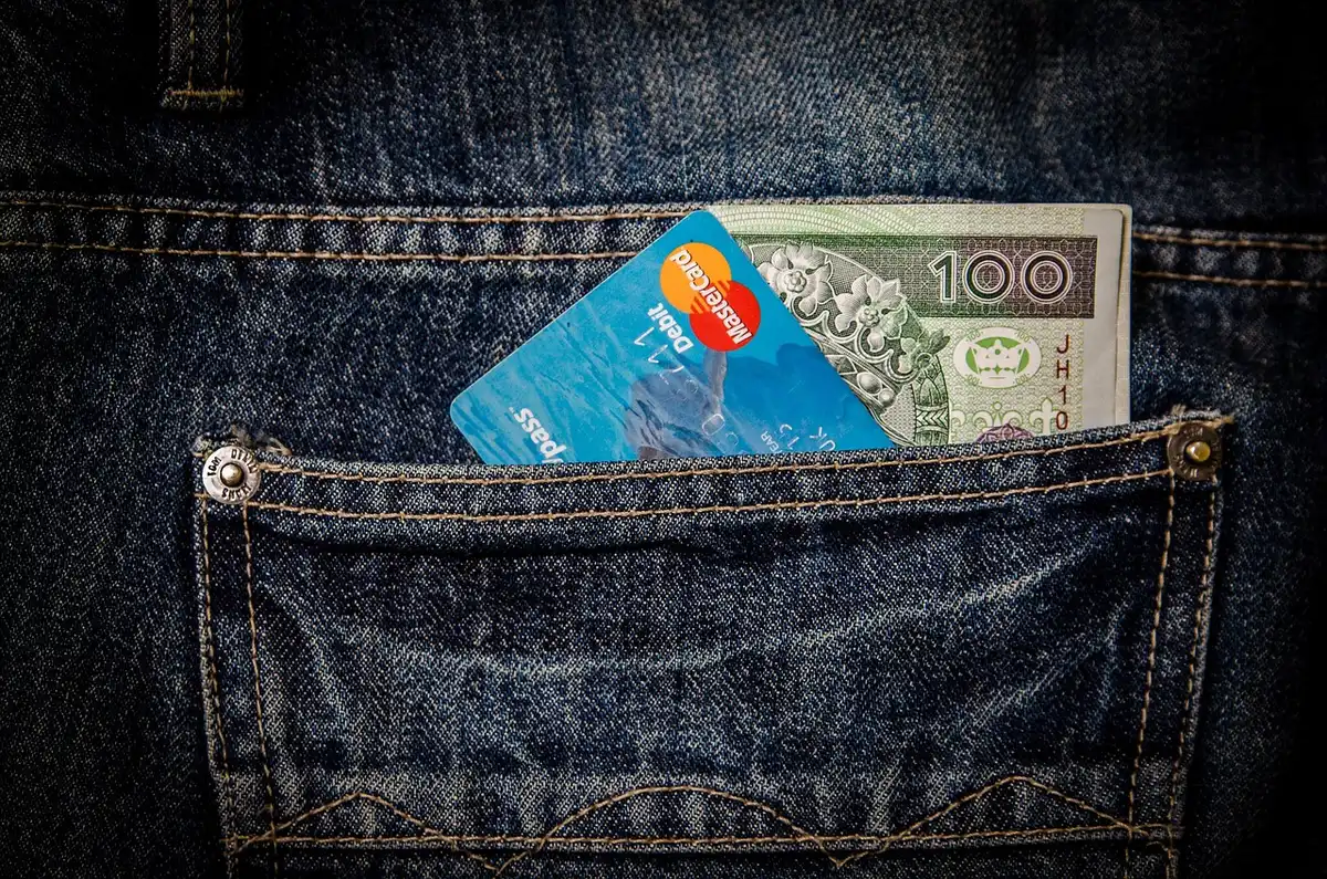 Portefeuille matériel posé sur un bureau près d'une fenêtre en journée