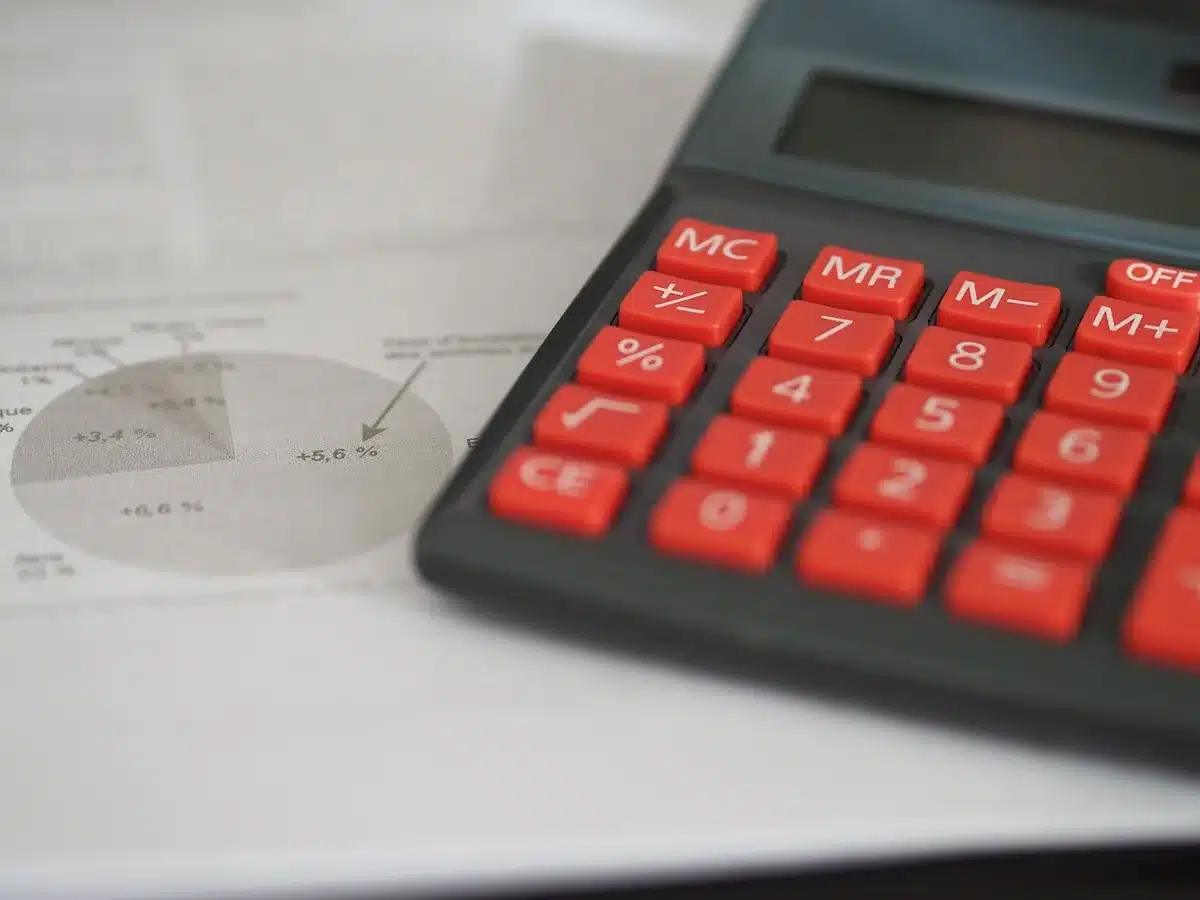 Graphique des taux d'intérêt posé sur un bureau