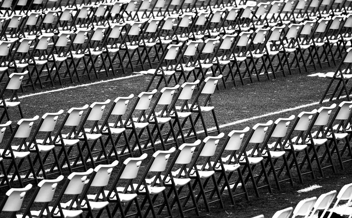 Salle de réunion vide éclairée par la journée évoquant incertitude des décisions