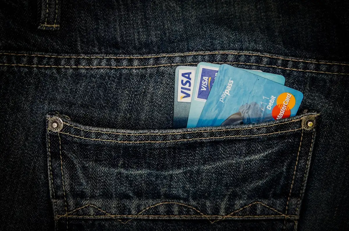 Carte de débit générique et écran d'ordinateur montrant un compte en ligne