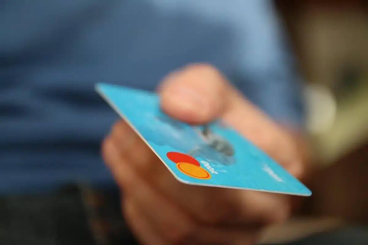 Deux cartes bancaires génériques posées côte à côte pour comparer offres
