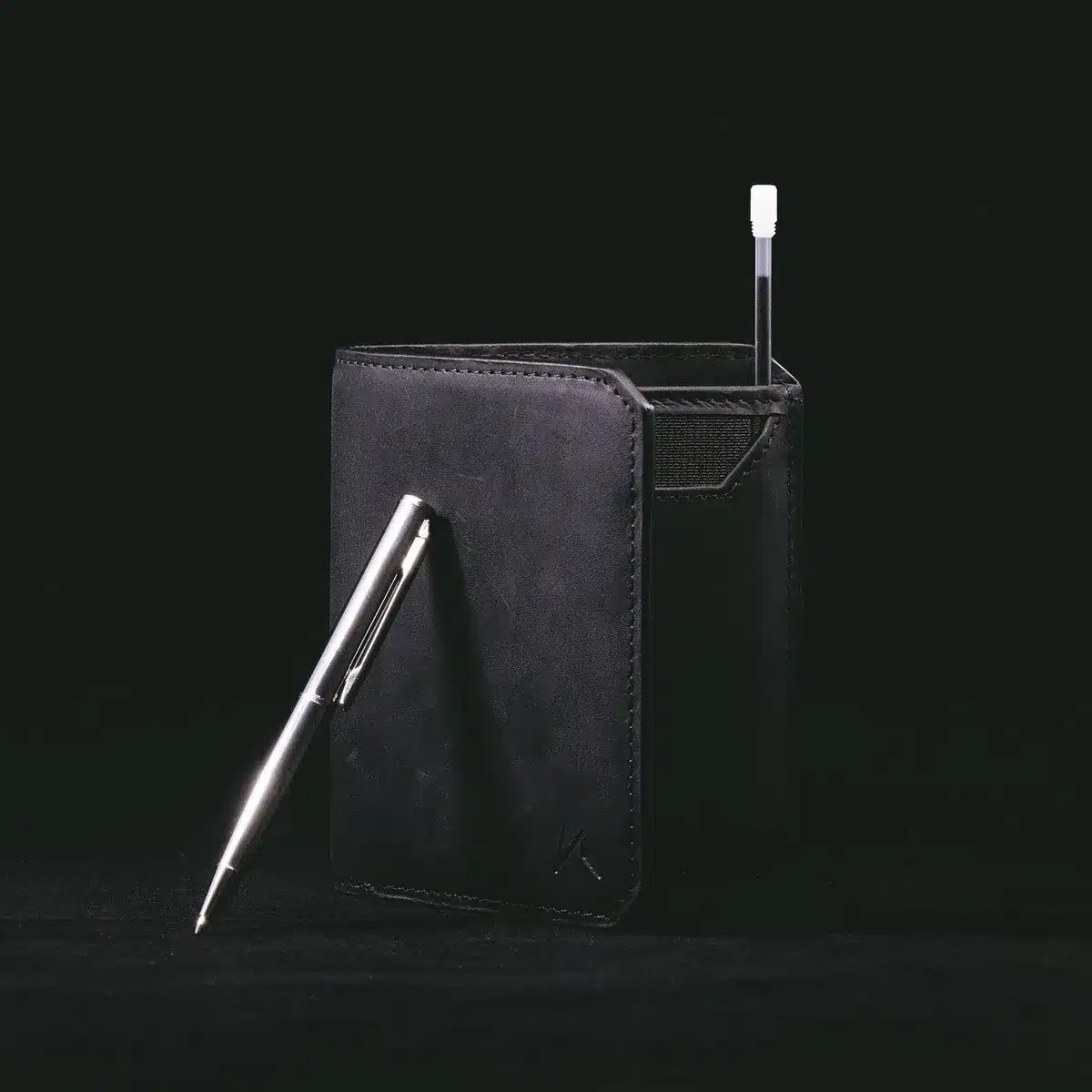 Portefeuille hardware posé sur un bureau en pleine journée