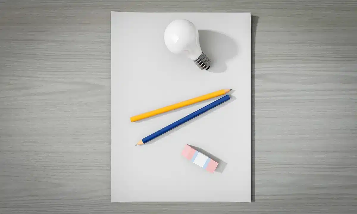 Personne réfléchissant à son bureau avec carnet de notes en plein jour