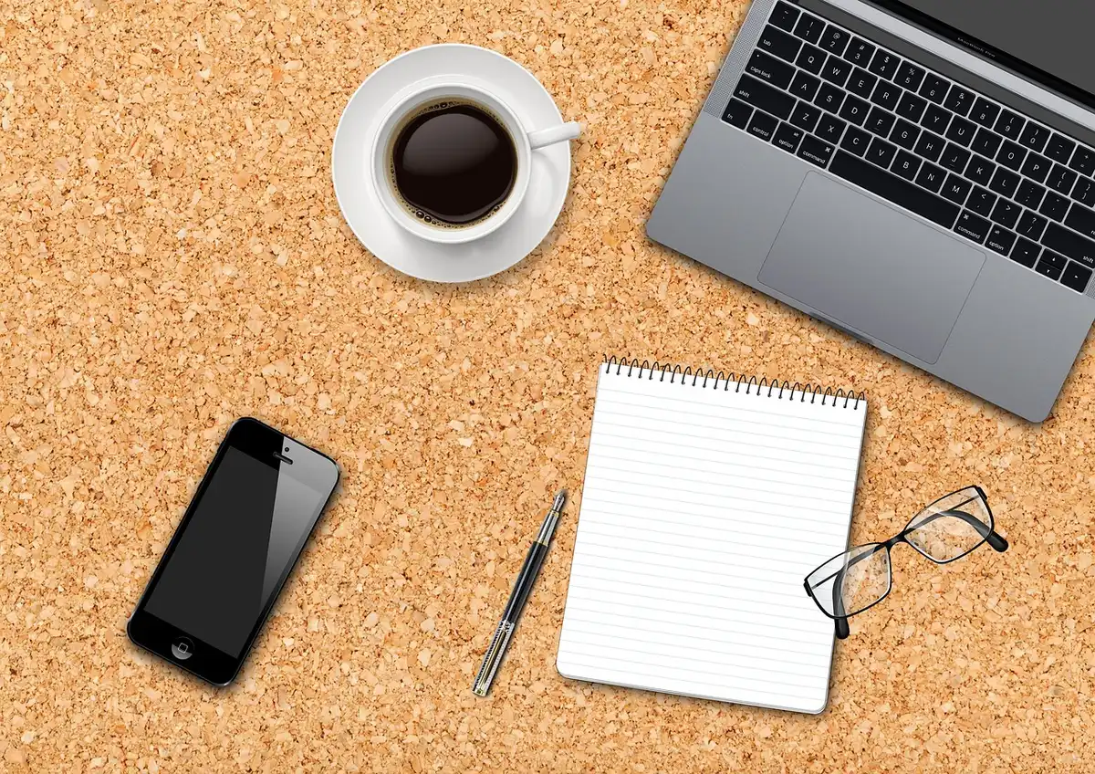Liste de tâches et carnet pour préparer une reconversion professionnelle digitale