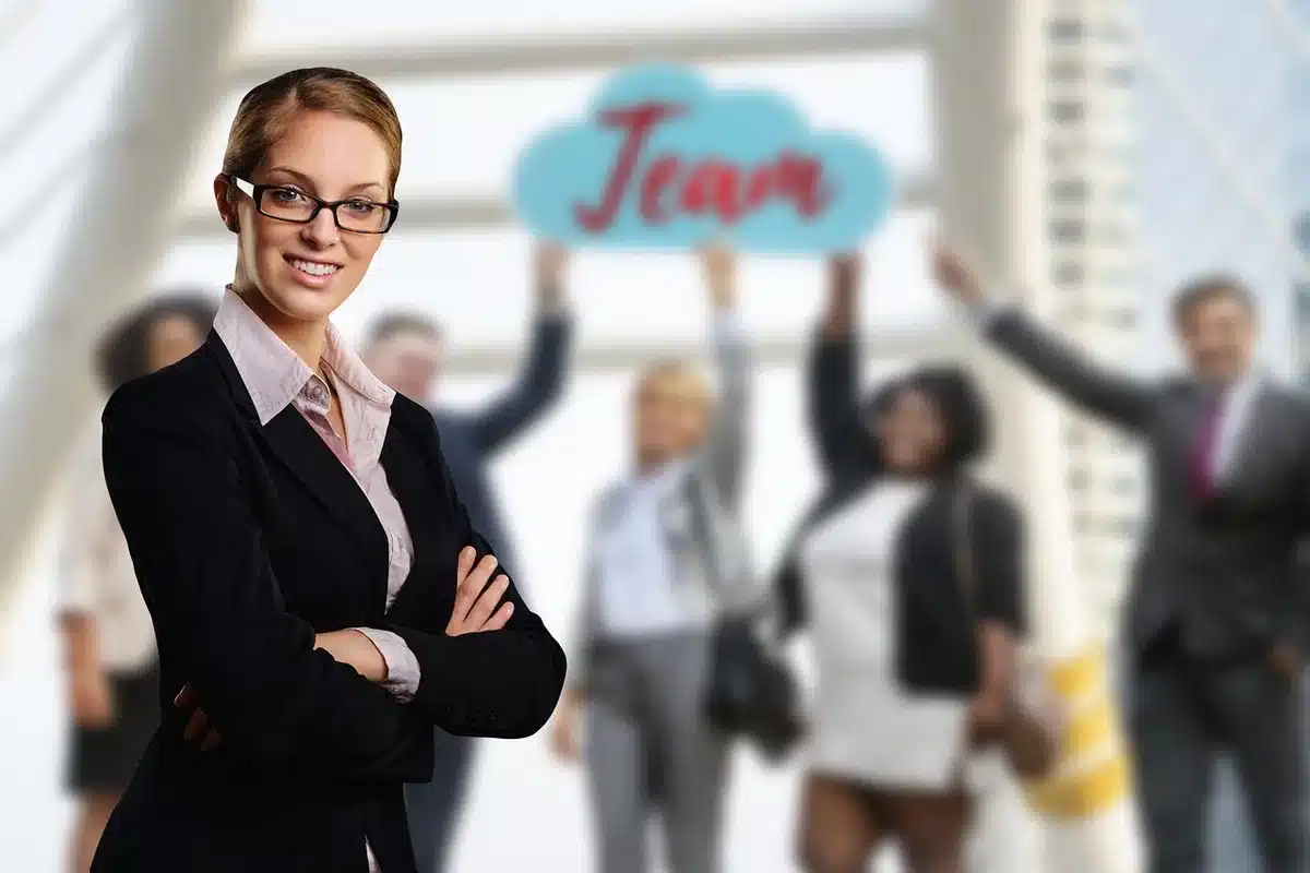 Réunion de travail informelle entre freelances autour d'une table