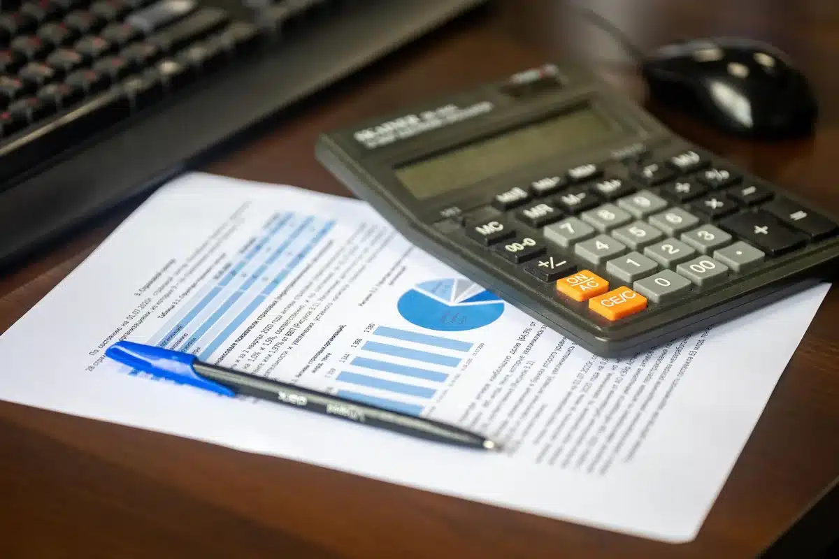 Graphique des rendements obligataires et une calculatrice sur un bureau
