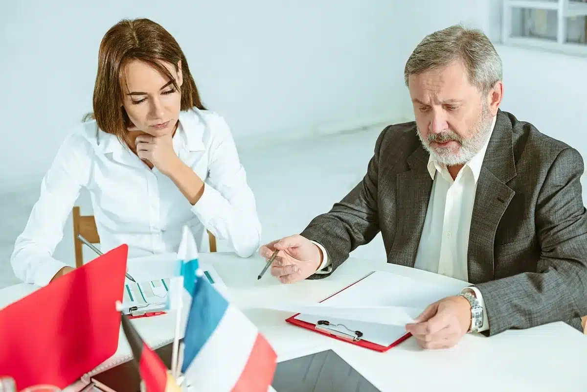 Deux mains et un carnet lors d'une discussion avec les RH