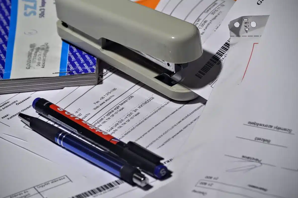 Calculatrice et factures sur un bureau ensoleillé
