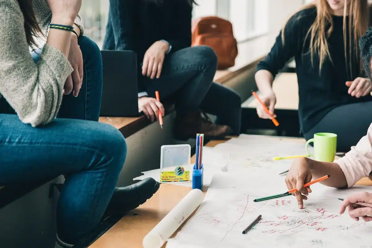Équipe discutant d'une stratégie mélangeant plusieurs formats de formation