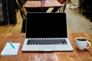 Carnet de comptes, stylo et smartphone sur une table près d'une fenêtre en journée