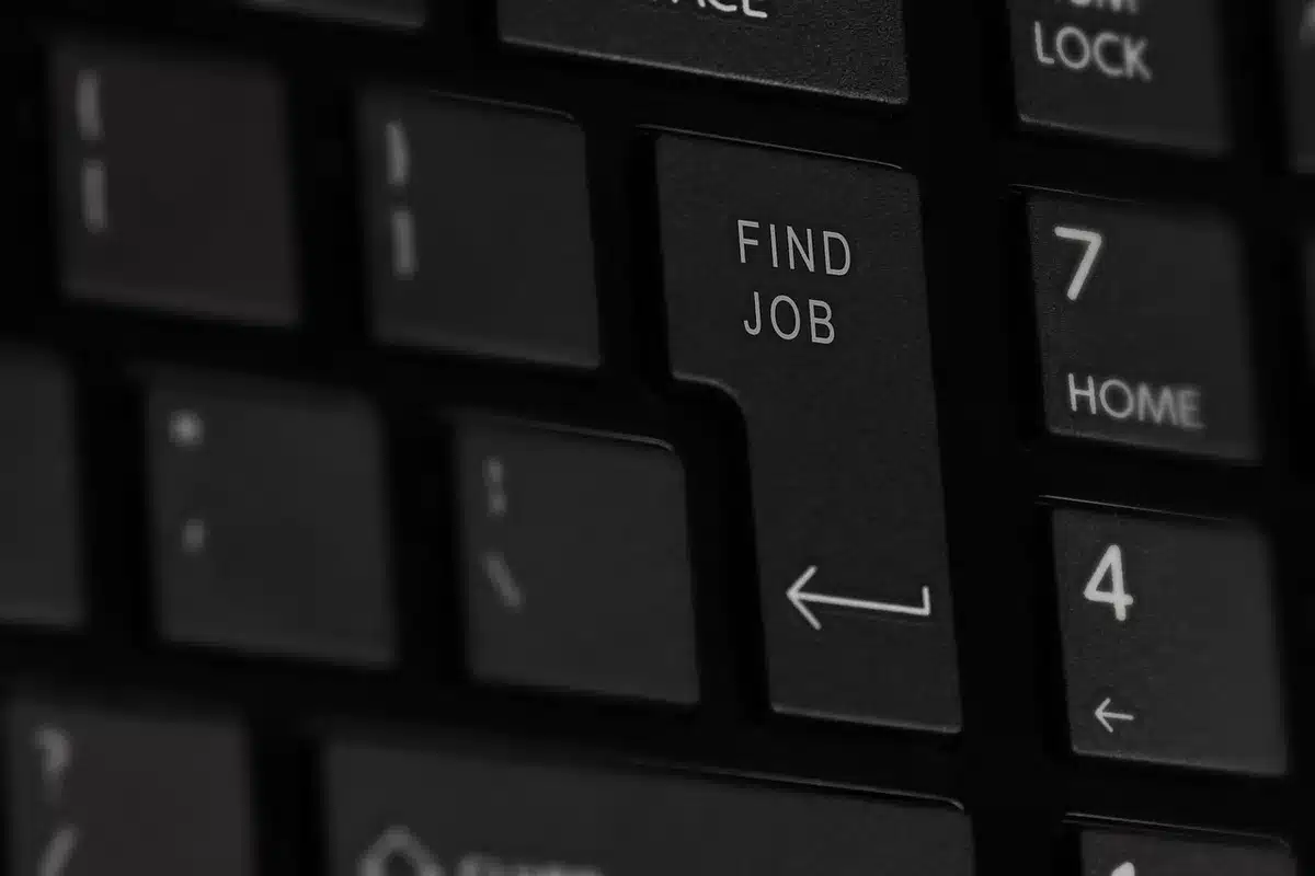 Bureau vide avec postes informatiques illustrant la pénurie de profils techniques