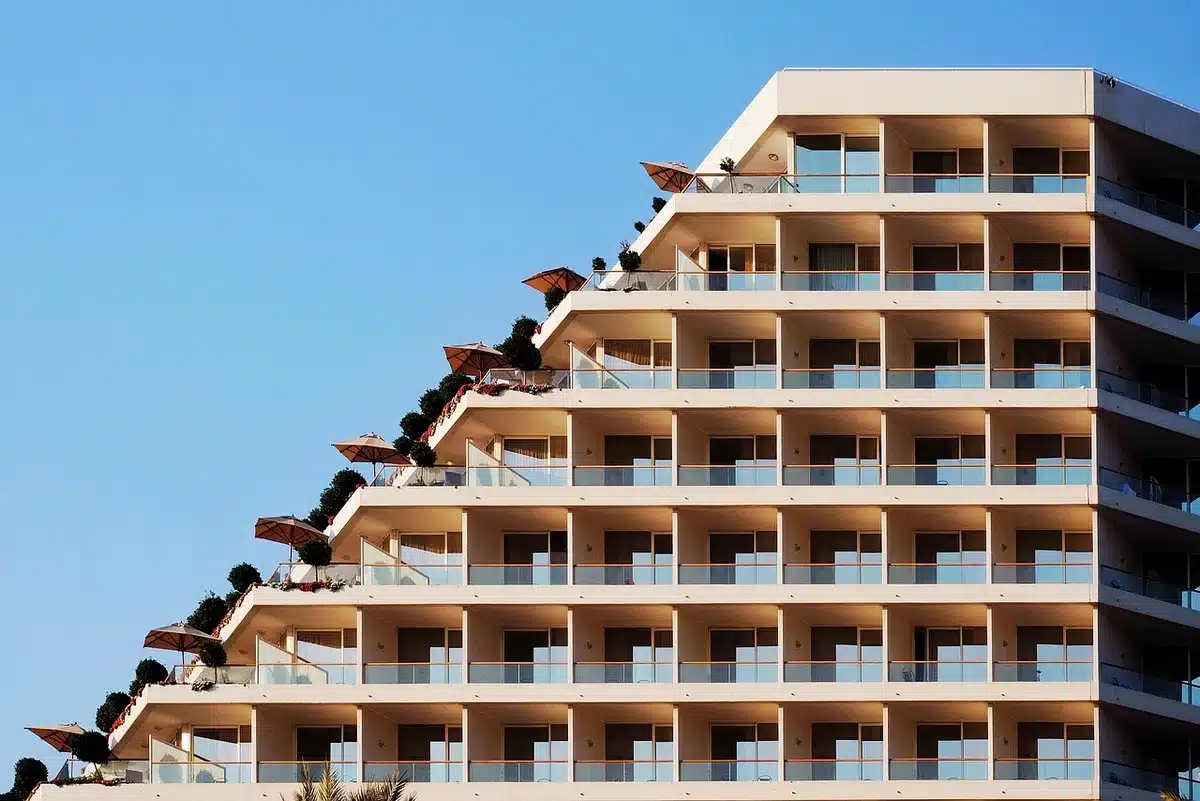 Immeuble parisien avec plusieurs fenêtres vides et rideaux tirés