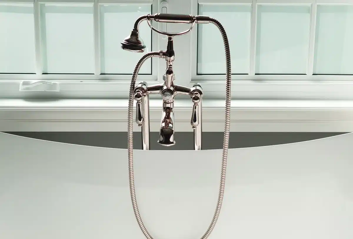 Salle d'eau adaptée avec douche de plain-pied et barres d'appui