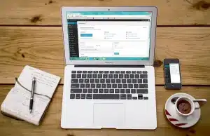 Bureau lumineux avec ordinateur portable, dossiers et mains triant des documents