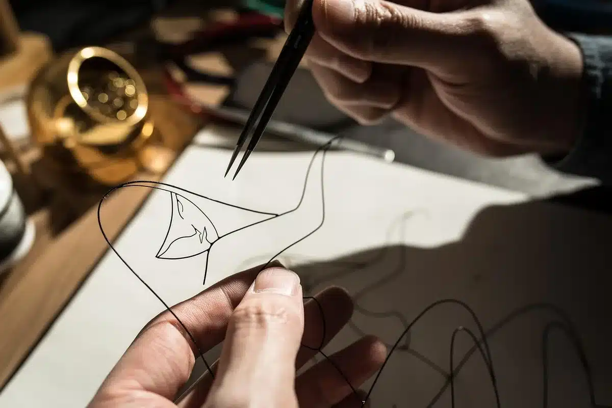 Conception de miniature sur un bureau avec outils créatifs