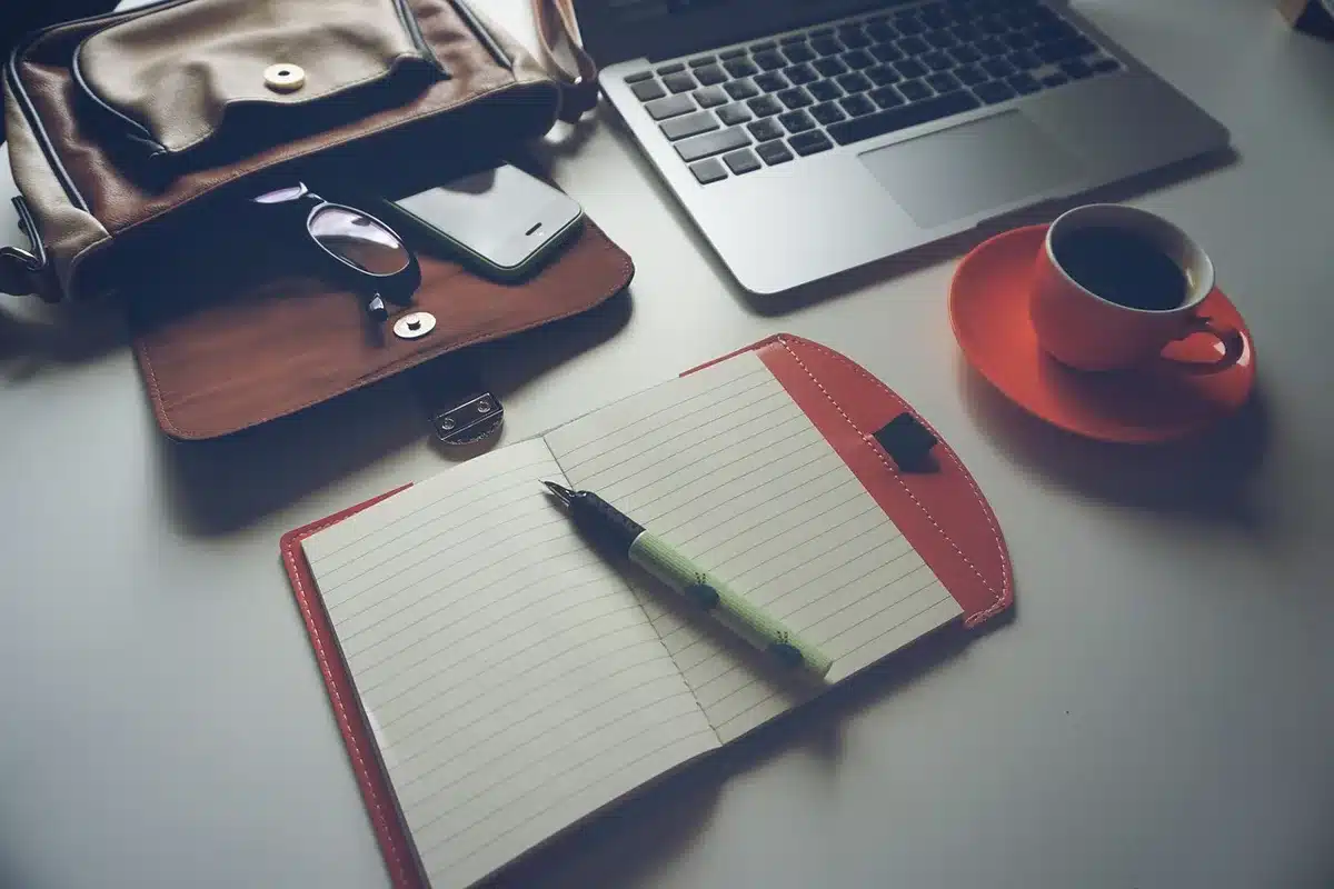 Carnet ouvert montrant un planning hebdomadaire pour un accompagnement