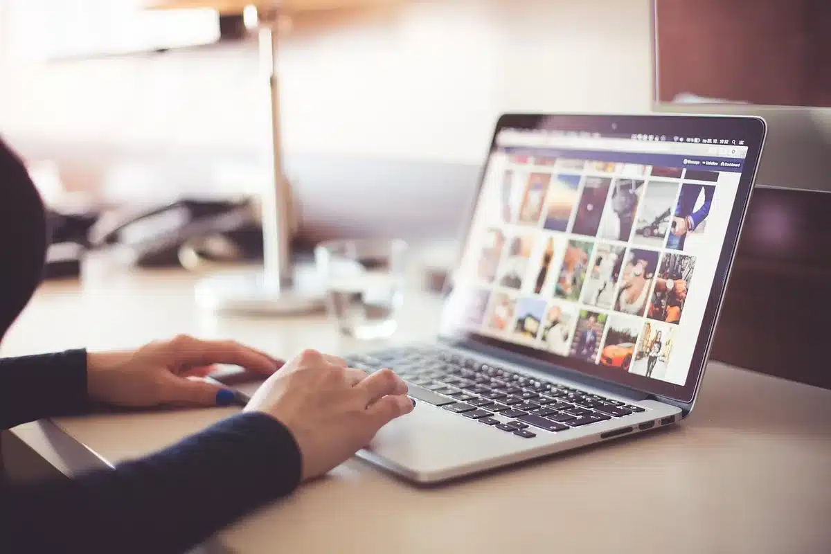 Fiche Google Business Profile ouverte sur un ordinateur portable dans un studio