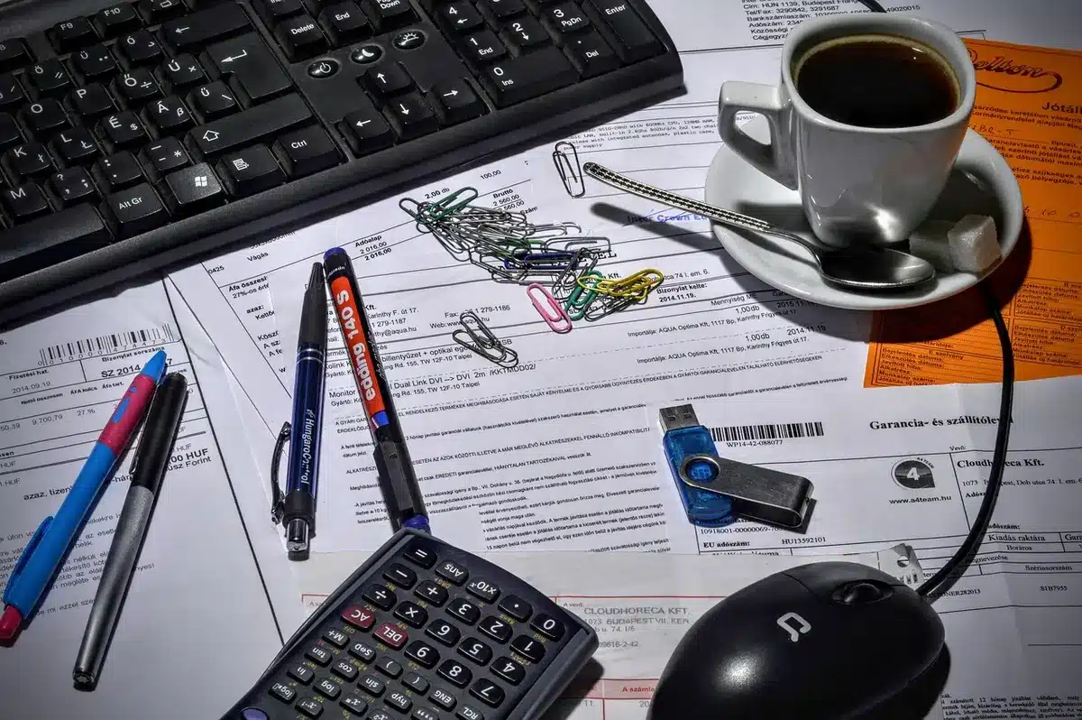 Checklist fiscale sur un bureau lumineux avec papiers et stylo
