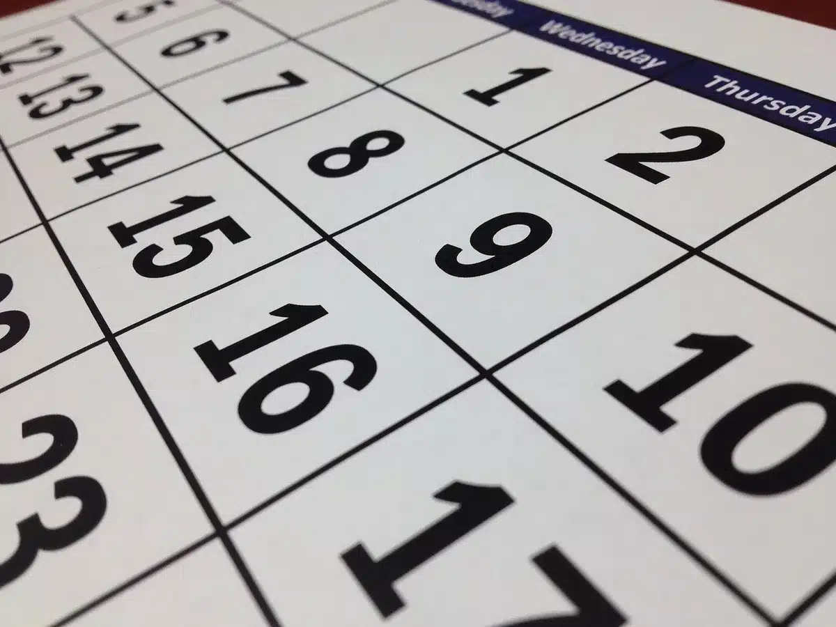 Calendrier et coupures de presse illustrant la limite des données temporelles