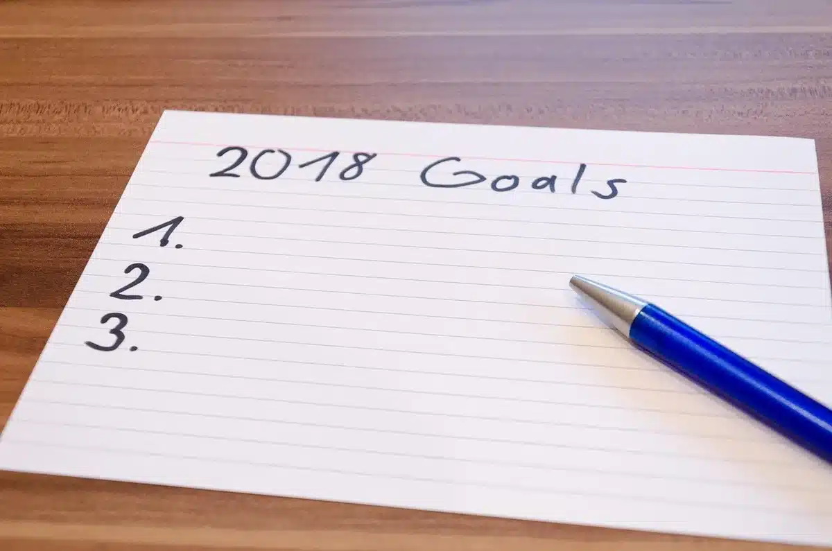 Checklist imprimée sur un bureau avec stylo et lunettes, évaluant horizon, risque et frais