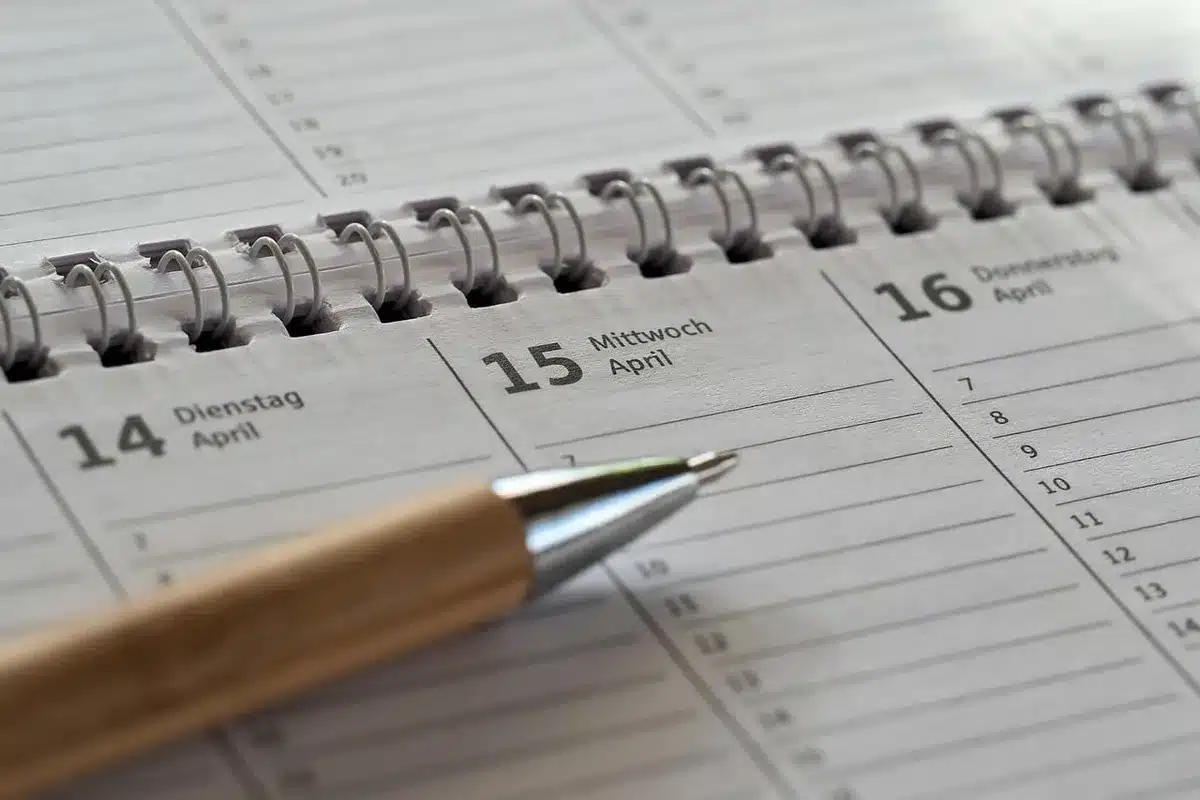 Contrat et calendrier montrant une date d'ouverture du plan