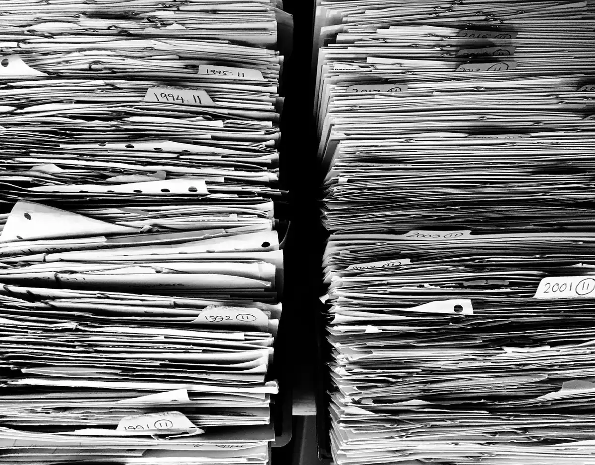 Portefeuille matériel et documents sécurisés dans un bureau lumineux