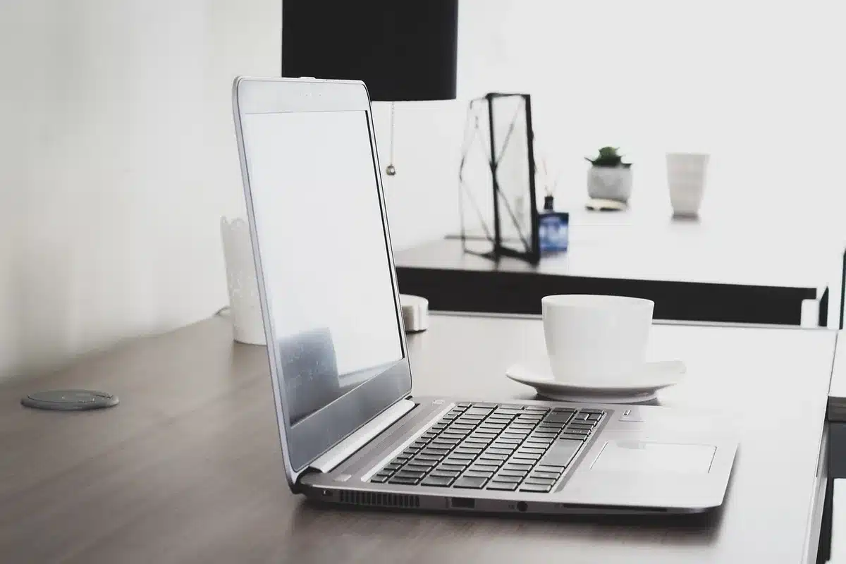 Personne fatiguée assise à un bureau, tête dans les mains