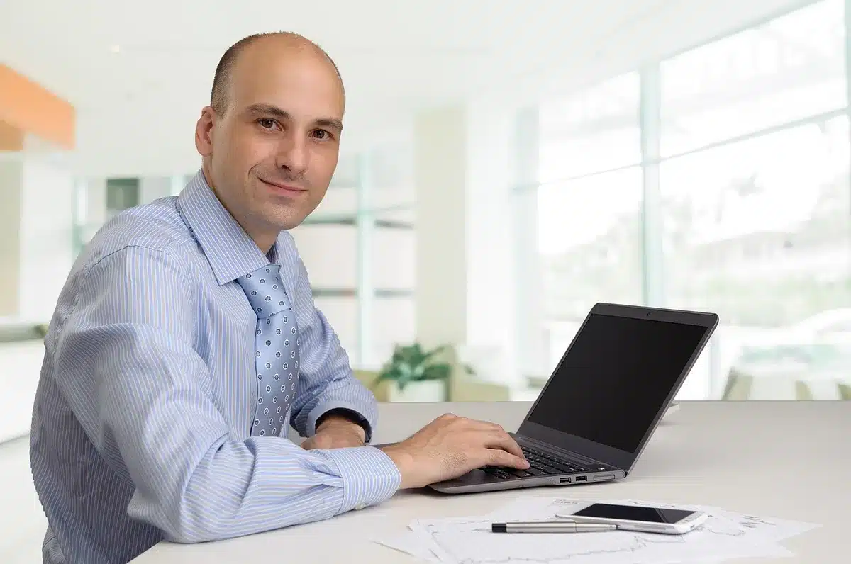 Manager à l'écoute d'un collaborateur dans un bureau lumineux