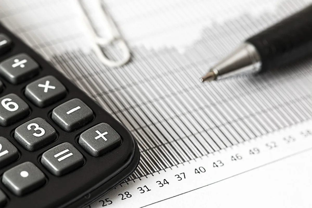 Calculatrice et documents de prêt immobiliers sur un bureau, symbolisant la capacité d'emprunt