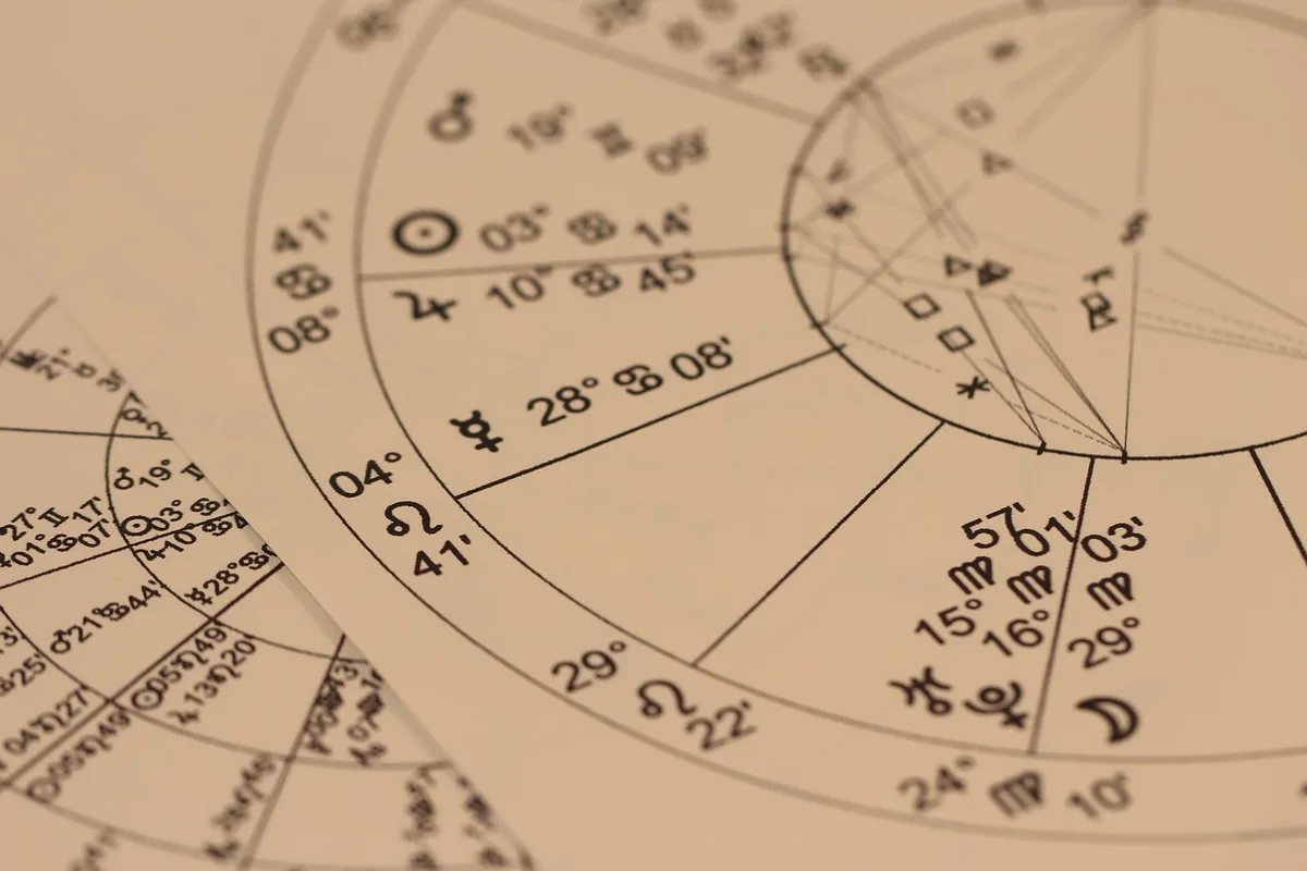Tableau des tranches d'imposition et calculatrice sur un bureau