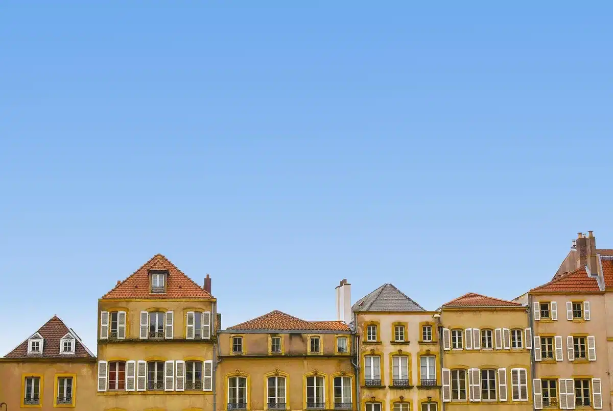 Contrat de vente immobilière posé sur un bureau avec calculatrice