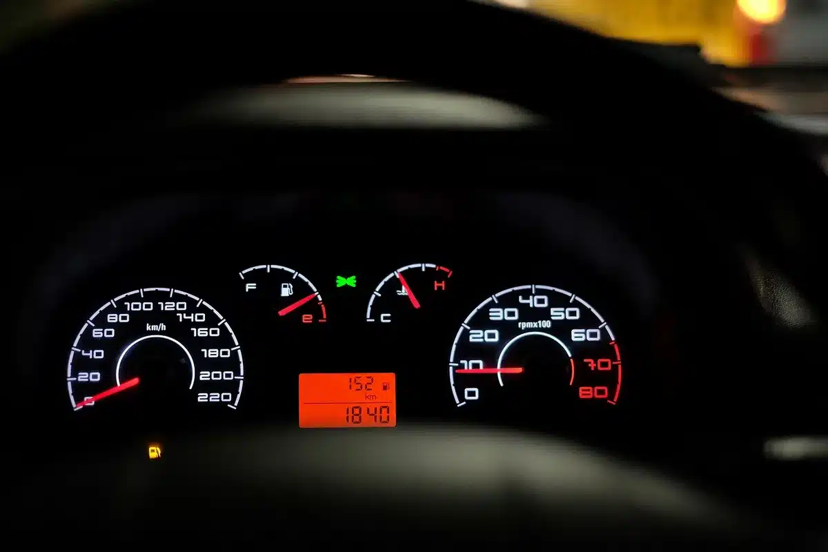 Tableau de bord d'une voiture avec intervention technique en centre