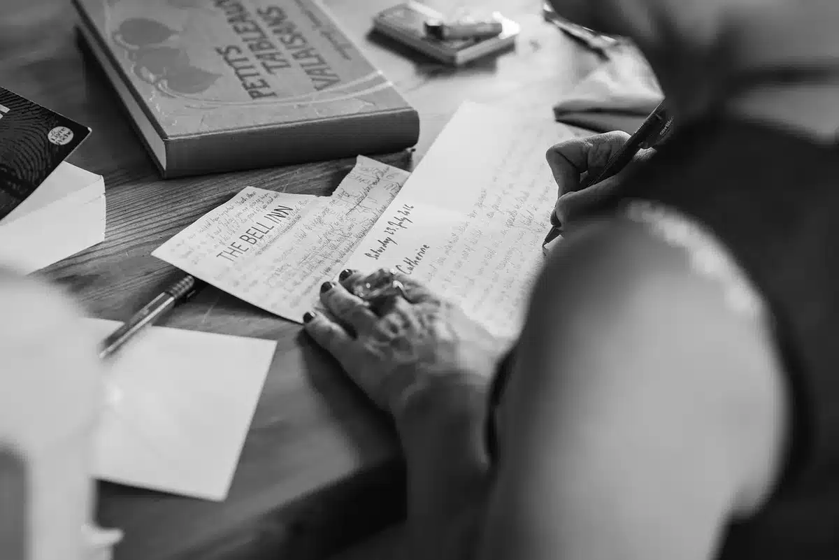 Investisseur examinant des documents de portefeuille et un calendrier de ventes
