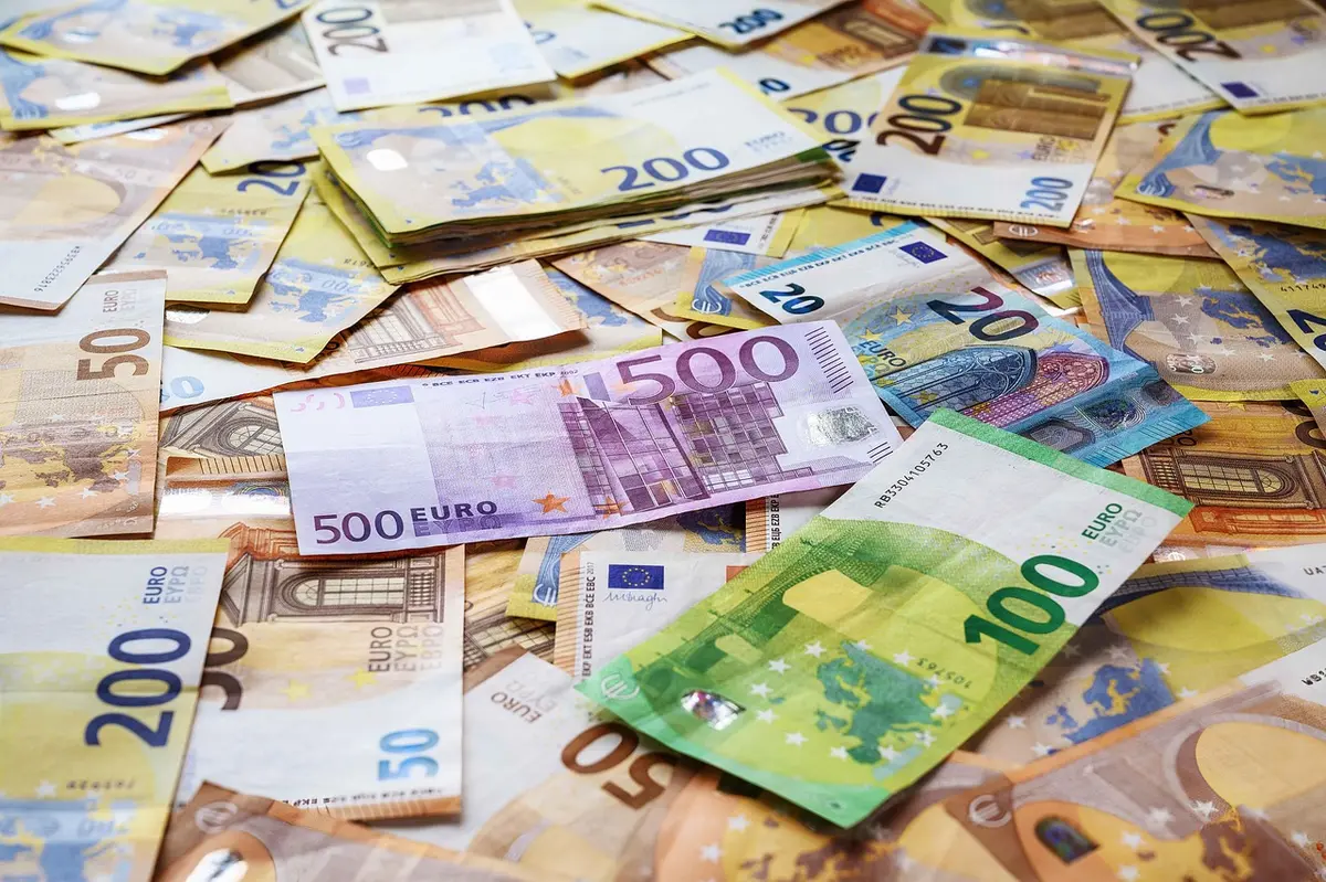 Écran d'ordinateur montrant une notification de virement bancaire mentionnant avance