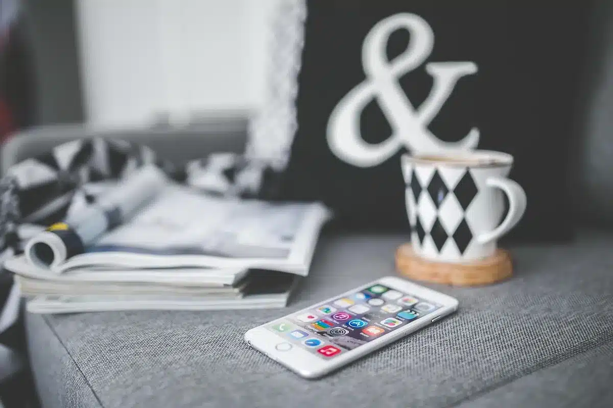 Smartphone affichant une application de virement instantané sur une table claire