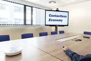 Table de réunion en plein jour avec documents, calculatrice et mains anonymes