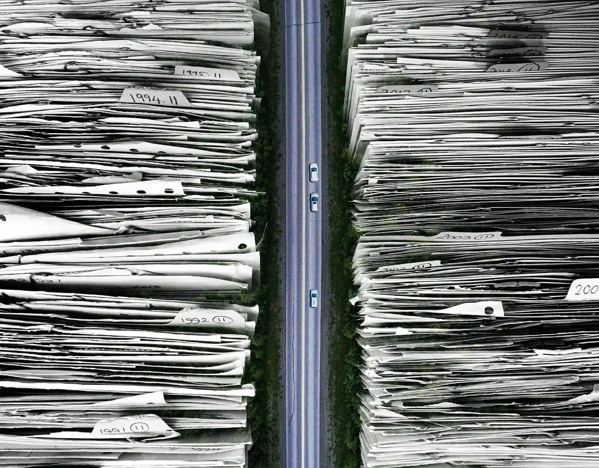 Dossier organisé avec factures et rapports d'expertise sur une table éclairée