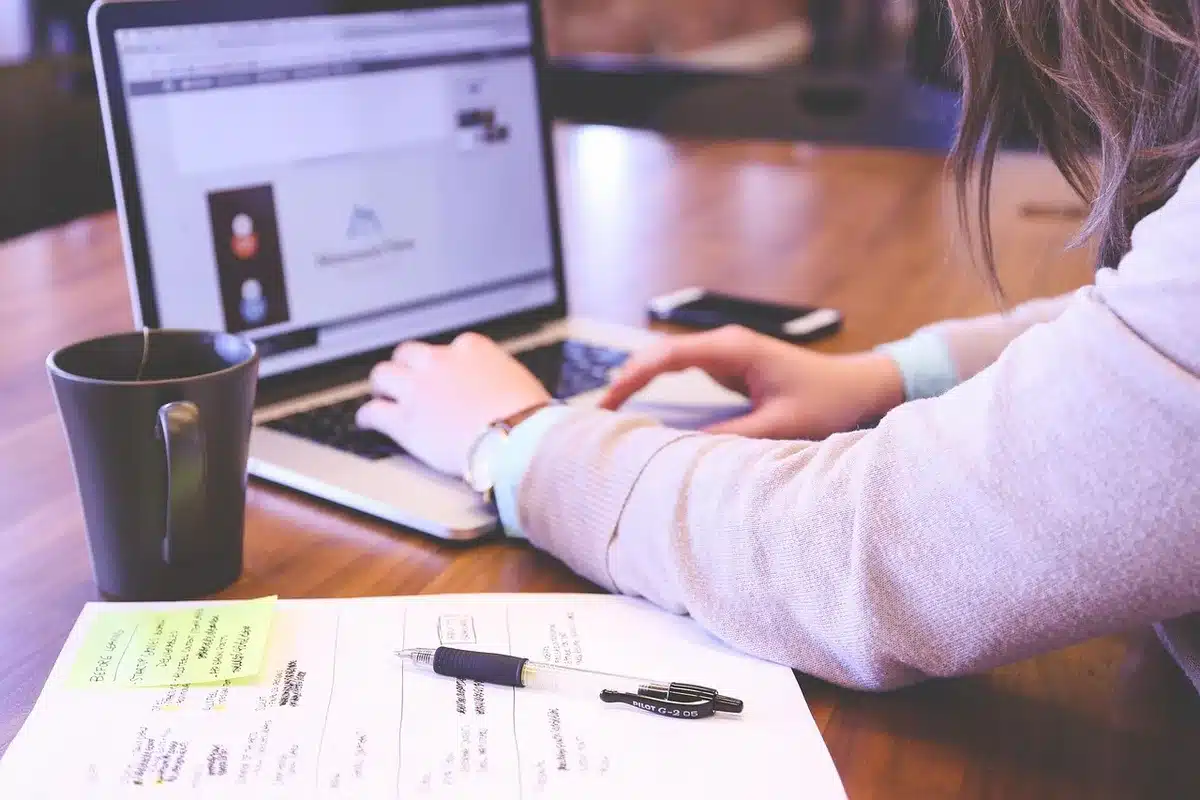 Carnet ouvert et calendrier indiquant horizon de projet