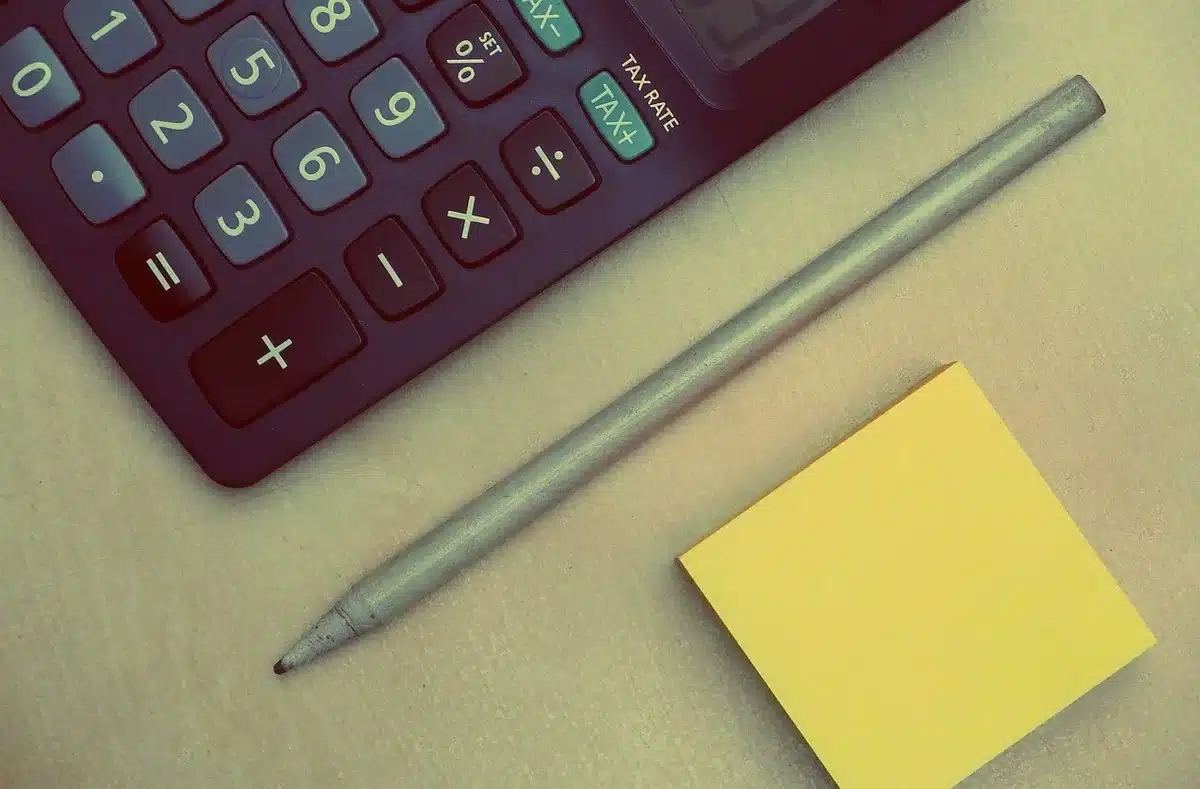 Documents fiscaux et calculatrice sur un bureau pour expliquer le plafond global